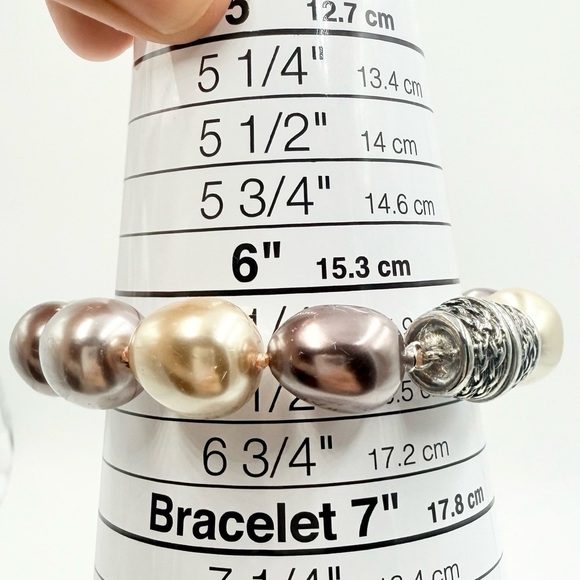 Elegant Multicolor Chunky Faux Pearl Bracelet with Magnetic Clasp - Picture 5 of 6